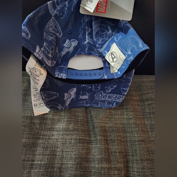 Disney Avengers hat - Picture 3 of 4